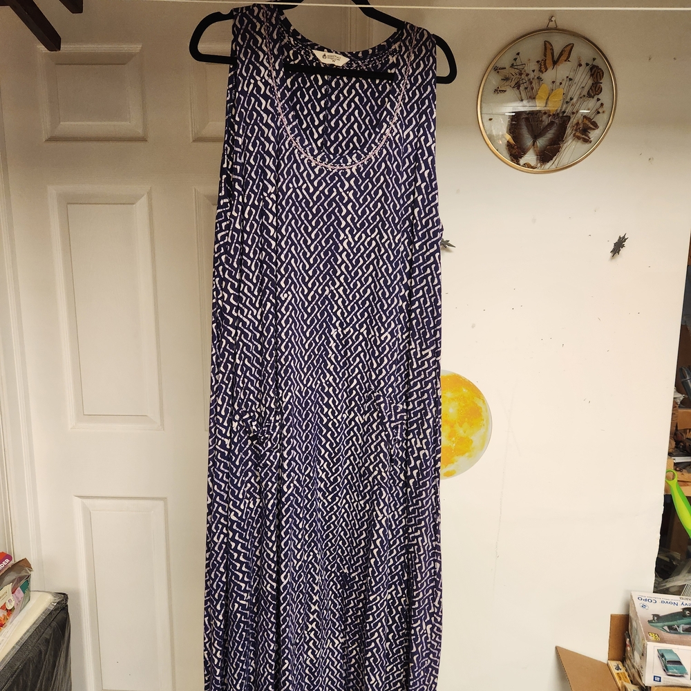 Chic Geometric Maxi Dress in Navy and White